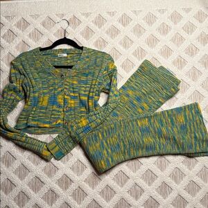 SET: Multi-colored sweater and knit pants